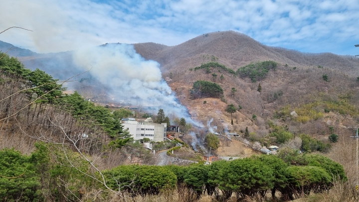 [광양=뉴시스] 변재훈 기자 = 21일 오후 12시 47분께 전남 광양시 진상면 황죽리 한 야산에서 불이 나 임야 0.3㏊가 탄 것으로 잠정 집계됐다.(사진=전남도 제공) 2023.03.21. photo@newsis.com *재판매 및 DB 금지