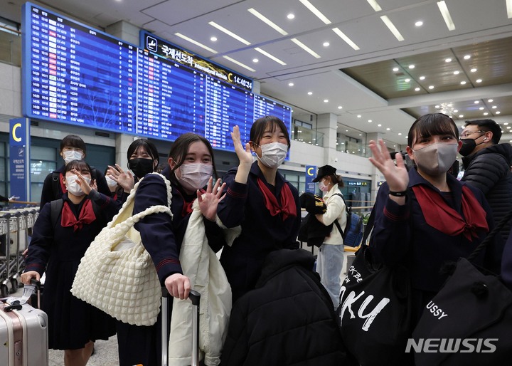 [인천공항=뉴시스] 공항사진기자단 = 일본 구마모토현 루테루 학원 고등학교 학생들이 21일 오후 인천국제공항을 통해 입국하며 손을 흔들고 있다. 4박5일 일정으로 한국을 찾은 일본 청소년들은 자매학교인 전주 신흥고등학교 학생들을 만나 수업을 참관한 뒤 한복을 입고 한옥마을을 둘러볼 예정이다. 2023.03.21. photo@newsis.com