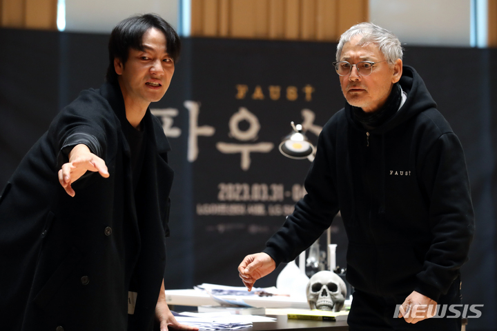 [서울=뉴시스] 박진희 기자 = 연극 '파우스트' 파우스트 역의 배우 유인촌과 메피스토 역의 배우 박해수가 21일 서울 강서구 LG아트센터 서울 리허설룸에서 주요 장면 시연을 하고 있다. 2023.03.21. pak7130@newsis.com