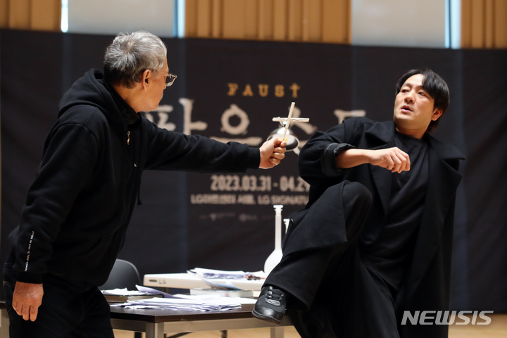 [서울=뉴시스] 박진희 기자 = 연극 '파우스트' 파우스트 역의 배우 유인촌과 메피스토 역의 배우 박해수가 21일 서울 강서구 LG아트센터 서울 리허설룸에서 주요 장면 시연을 하고 있다. 2023.03.21. pak7130@newsis.com