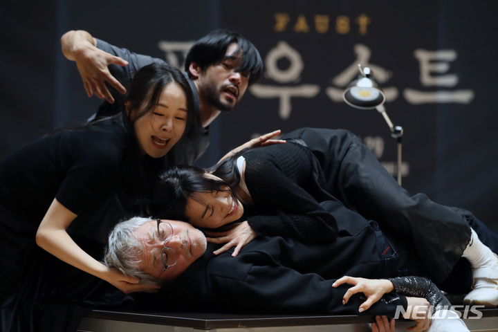 [서울=뉴시스] 박진희 기자 = 연극 '파우스트' 파우스트 역의 배우 유인촌과 출연 배우들이 21일 서울 강서구 LG아트센터 서울 리허설룸에서 주요 장면 시연을 하고 있다. 2023.03.21. pak7130@newsis.com