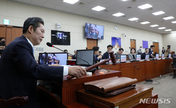 [서울=뉴시스] 이영환 기자 = 정청래 국회 과학기술정보방송통신위원회 위원장이 지난 3월21일 오후 서울 여의도 국회에서 열린 전체회의에서 방송법 일부개정법률안 대안에 대한 본회의 부의 요구의 건, 방송문화진흥회법 일부개정법률안 대안에 대한 본회의 부의 요구의 건, 한국교육방송공사법 일부개정법률안 대안에 대한 본회의 부의 요구의 건을 상정하고 있다. 2023.03.21. 20hwan@newsis.com