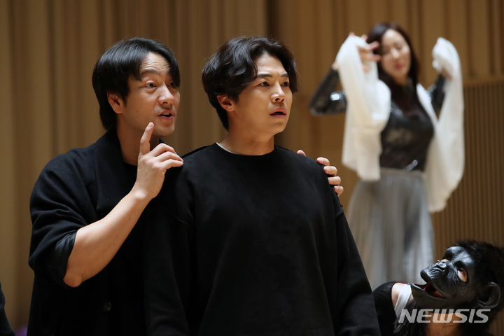 [서울=뉴시스] 박진희 기자 = 연극 '파우스트' 메피스토 역의 배우 박해수와 젊은 파우스트 역의 배우 박은석이 21일 서울 강서구 LG아트센터 서울 리허설룸에서 주요 장면 시연을 하고 있다. 2023.03.21. pak7130@newsis.com