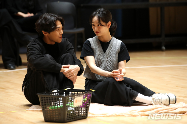 [서울=뉴시스] 박진희 기자 = 연극 '파우스트' 젊은 파우스트 역의 배우 박은석과 그레첸 역의 배우 원진아가 21일 서울 강서구 LG아트센터 서울 리허설룸에서 주요 장면 시연을 하고 있다. 2023.03.21. pak7130@newsis.com