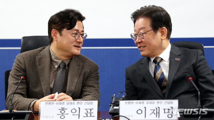 [서울=뉴시스] 추상철 기자 = 이재명 더불어민주당 대표가 21일 오후 서울 여의도 국회에서 민주평화국민연대와 간담회에 참석해 홍익표 의원과 대화하고 있다. 2023.03.21. scchoo@newsis.com