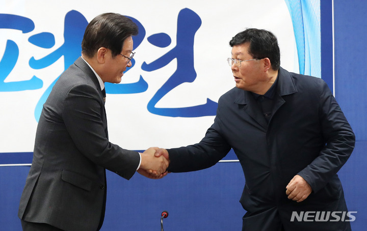 [서울=뉴시스] 추상철 기자 = 이재명 더불어민주당 대표가 21일 오후 서울 여의도 국회에서 민주평화국민연대와 간담회에서 설훈 의원과 인사하고 있다. 2023.03.21. scchoo@newsis.com