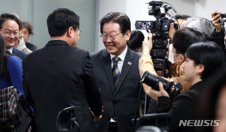 [서울=뉴시스] 추상철 기자 = 이재명 더불어민주당 대표가 21일 오후 서울 여의도 국회에서 민주평화국민연대와 간담회에 참석해 참석의원과 인사하고 있다. 2023.03.21. scchoo@newsis.com