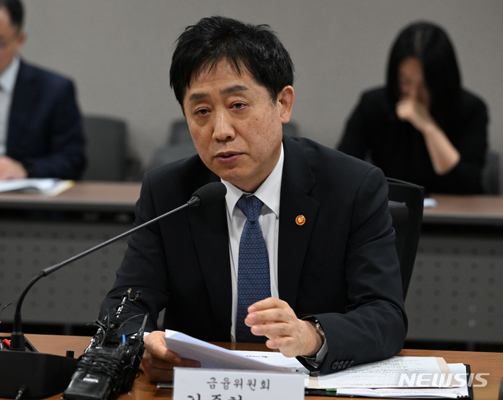 [서울=뉴시스] 최진석 기자 = 김주현 금융위원장이 21일 서울 중구 프레스센터에서 열린 서민금융 민생현장 간담회에서 발언을 하고 있다. (공동취재사진) 2023.03.21. photo@newsis.com