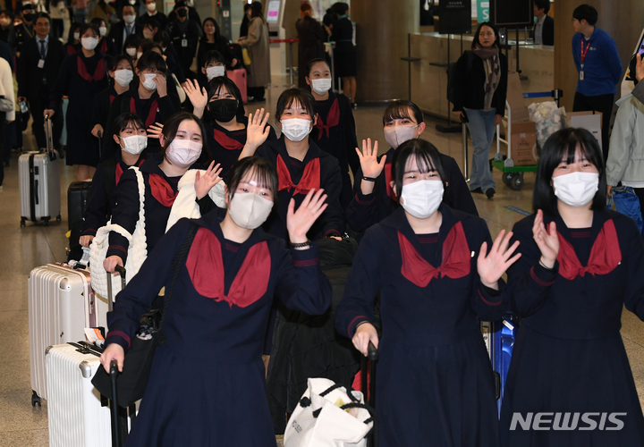 [인천공항=뉴시스] 공항사진기자단 = 일본 구마모토현 루테루 고등학교 학생들이 21일 인천국제공항 제1터미널 입국장으로 들어오며 포즈를 취하고 있다. 4박 5일 일정으로 방한한 일본 청소년들은 자매학교인 전주 신흥고등학교의 학생들을 만나 수업에 참관하고 전주 한옥마을을 비롯해 진안 마이산, 서울타워, 남대문, 명동, 경복궁, 롯데월드 등을 여행할 예정이다. 2023.03.21. photo@newsis.com