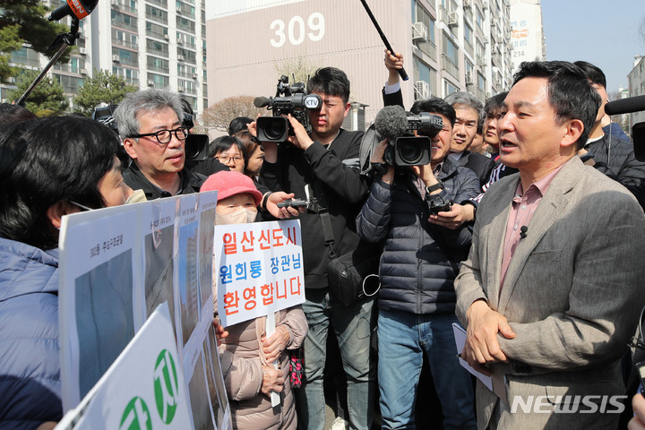 [고양=뉴시스] 권창회 기자 = 원희룡 국토교통부 장관이 지난 3월21일 오후 경기 고양시 일산 신도시 내 노후아파트단지에서 도보 답사를 하며 주민들과 대화를 하고 있다. 2023.03.21. kch0523@newsis.com