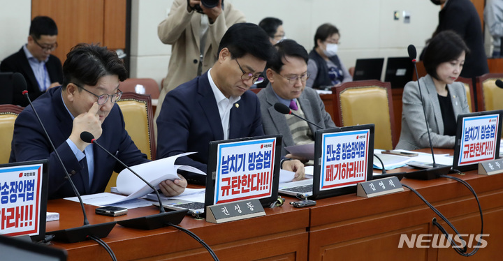 [서울=뉴시스] 이영환 기자 = 21일 오후 서울 여의도 국회에서 열린 과학기술정보방송통신위원회 전체회의에서 국민의힘 소속 위원들 자리에 '날치기 방송법 규탄한다' 피켓이 붙어 있다. 2023.03.21. 20hwan@newsis.com