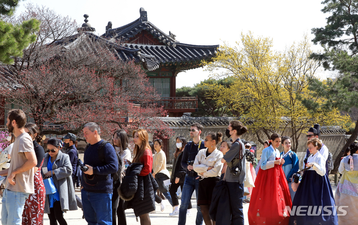 [서울=뉴시스] 김금보 기자 = 지난 21일 오후 서울 종로구 창덕궁 낙선재를 찾은 관람객들이 봄나들이하고 있다. 2023.03.21. kgb@newsis.com