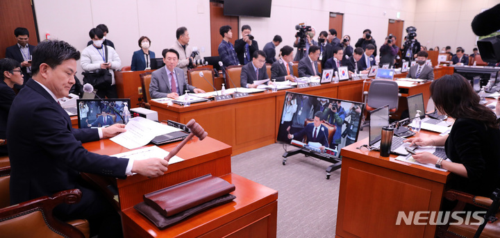 [서울=뉴시스] 전진환 기자 = 김태호 외통위원장이 21일 오후 서울 여의도 국회에서 열린 외교통일위원회 전체회의에서 의사봉을 두드리고 있다. 2023.03.21. amin2@newsis.com