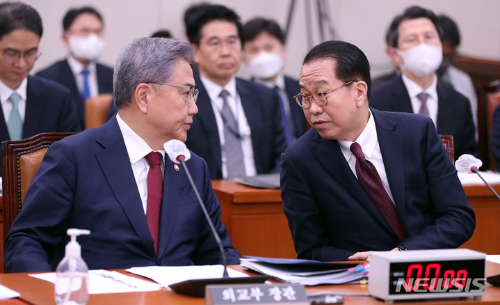 [서울=뉴시스] 전진환 기자 = 박진 외교부장관과 권영세 통일부장관이 21일 오후 서울 여의도 국회에서 열린 외교통일위원회 전체회의에 출석해 대화하고 있다. 2023.03.21. amin2@newsis.com