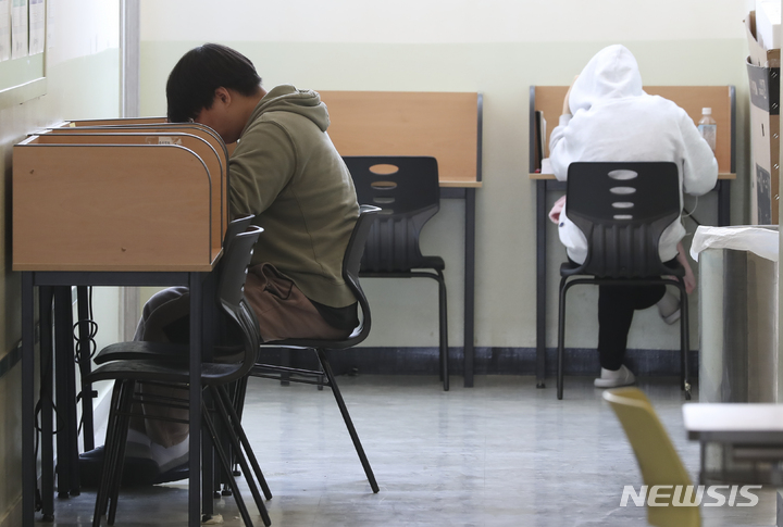 [서울=뉴시스] 김근수 기자 = 실내 마스크 해제 이후 첫 3월 전국학력연합평가를 이틀 앞둔 지난 21일 오후 서울 시내의 한 대형학원에서 수험생들이 공부를 하고 있다. 2023.03.22. ks@newsis.com