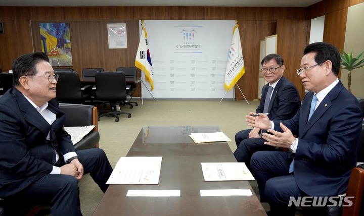 [서울=뉴시스] 이창우 기자=김영록 전남도지사(오른쪽 앞)가 21일 서울 국가균형발전위원회에서 우동기 위원장을 만나 농·수협중앙회 공공기관 전남 이전과 남해안 종합개발청 설립 등 지역 현안을 건의하고 있다. (사진=전남도 제공) 2023.03.21.photo@newsis.com *재판매 및 DB 금지