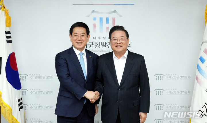 [서울=뉴시스] 이창우 기자=김영록 전남도지사(왼쪽)가 21일 서울 국가균형발전위원회에서 우동기 위원장을 만나 농·수협중앙회 공공기관 전남 이전과 남해안 종합개발청 설립 등 지역 현안을 건의하고 기념촬영을 하고 있다. (사진=전남도 제공) 2023.03.21.photo@newsis.com *재판매 및 DB 금지