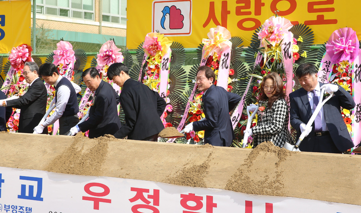 [서울=뉴시스] 고승민 기자 = 서울시교육청은 21일 조희연 교육감이 용산철도고등학교 기숙사 기공식에 참석했다고 밝혔다. 학생들이 보다 안전하고 편안한 교육환경 속에서 배움에 집중할 수 있도록 주식회사 부영주택과 기숙사 증축 기부 약정을 체결한 용산철도고 기숙사(우정학사)는 오는 8월 준공 예정이다. (사진=서울시교육청 제공) 2023.03.21. photo@newsis.com *재판매 및 DB 금지
