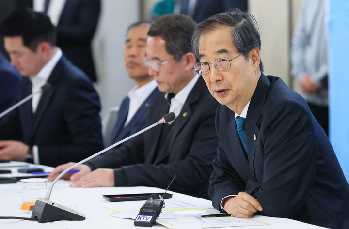 [부산=뉴시스] 한덕수 국무총리가 21일 부산 부산진구 부산상공회의소 국제회의장에서 열린 부·울·경 지역 기업 간담회에 참석해 인사말을 하고 있다. (사진=총리실 제공) 2023.03.21. photo@newsis.com *재판매 및 DB 금지