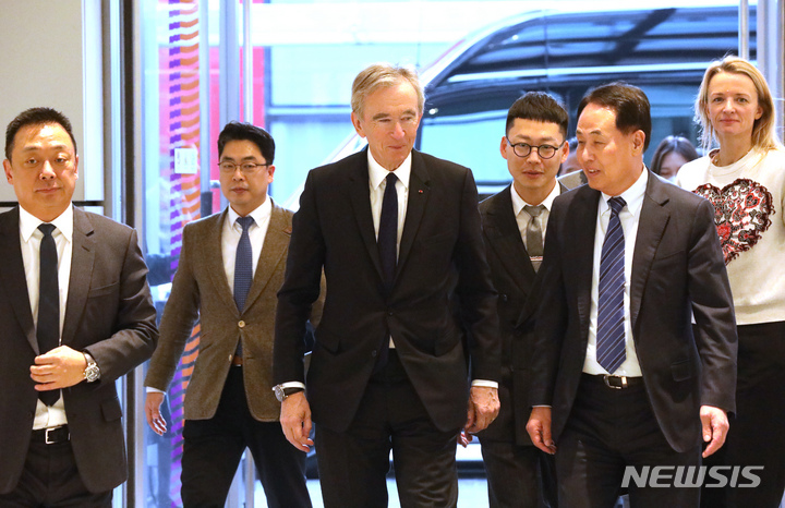 [서울=뉴시스] 조수정 기자 = 글로벌 명품 그룹 루이비통모에헤네시(LVMH)의 베르나르 아르노 총괄회장이 21일 오후 서울 여의도 더현대서울을 찾아 김형종 현대백화점 대표, 딸 델핀 아르노 디올 글로벌 CEO 등과 함께 매장으로 향하고 있다. 2023.03.21.chocrystal@newsis.com