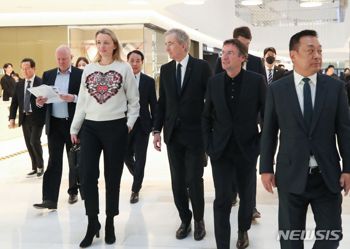 [서울=뉴시스] 조수정 기자 = 글로벌 명품 그룹 루이비통모에헤네시(LVMH)의 베르나르 아르노 총괄회장이 21일 오후 서울 여의도 더현대서울을 찾아 김현종(가운데 뒤) 현대백화점 대표, 딸 델핀 아르노 디올 글로벌 CEO 등과 함께 디올 매장으로 향하고 있다. 2023.03.21.chocrystal@newsis.com