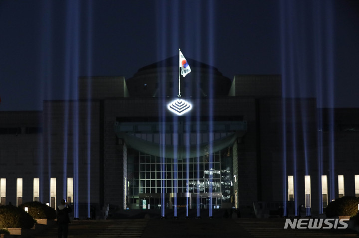 [서울=뉴시스] 조수정 기자 = 제8회 서해수호의 날을 사흘 앞둔 지난 21일 서울 용산구 전쟁기념관에서 서해수호 55용사를 추모하는 '불멸의 빛'이 사전 점등을 하고 있다. 국가보훈처는 오는 22~24일 밤 8시부터 55분간 전쟁기념관에 서해수호 전사자 55용사를 상징하는 55개의 조명, 3개사건을 의미하는 3개의 큰 빛기둥으로 구성한 '불멸의 빛'을 점등한다. 2023.03.21.chocrystal@newsis.com