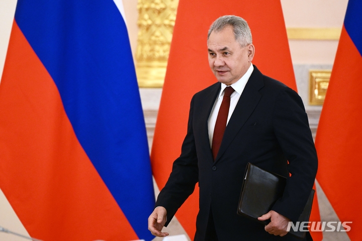 [모스크=AP/뉴시스] 세르게이 쇼이구 러시아 국방장관은 지난 21일(현지시간) 블라디미르 푸틴 러시아 대통령, 시진핑 중국 국가주석의 회담에 참석하기 위해 크렘린궁에 도착하고 있다. 2023.03.23.