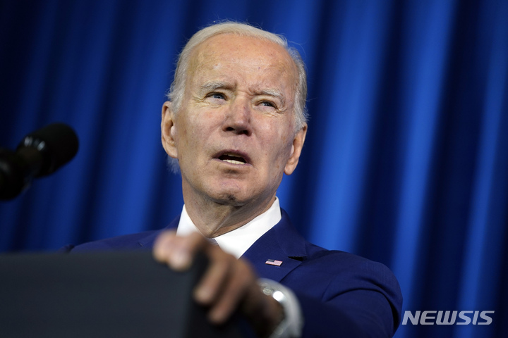 [워싱턴=AP/뉴시스] 조 바이든 미국 대통령이 21일(현지시간) 워싱턴 내무부에서 자연 보전 구역 확대에 관해 연설하고 있다. 실리콘 밸리 은행(SVB)과 시그니처은행 등 은행 2곳의 파산과 높은 물가상승 속에서 안정감을 되찾으려 노력하는 조 바이든 미 대통령에 대한 지지율이 1달 전보다 약간 하락하면서 최저 수준에 가까워졌다. 2023.03.23.