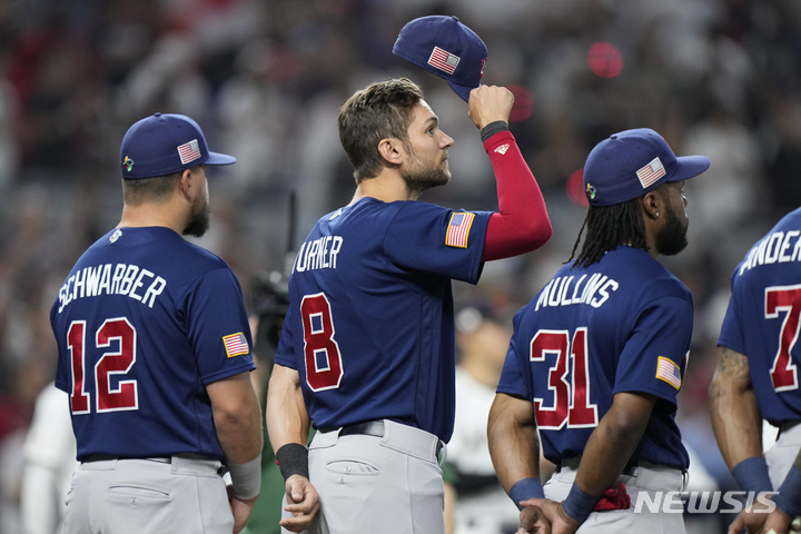 [마이애미=AP/뉴시스] 트레이 터너(가운데)