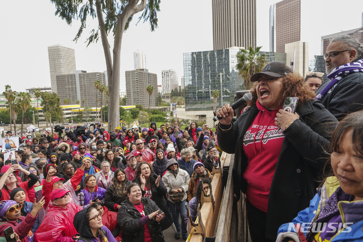 [로스앤젤레스=AP/뉴시스] 2023년 2월 21일 미 캘리포니아주 로스앤젤레스 통합교육구(LAUSD) 본부 밖에서 교사들과 용역 노동자들이 손팻말을 들고 시위하고 있는 사진. 올해 시위는 4월 14일 수업 파업일을 앞두고 LAUSD와 교사 노조가&nbsp; 임금인상 타결에 성공했다. 2026. 04.13. 