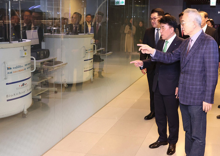 21일 함영주 하나금융그룹 회장(왼쪽 두 번째)이 차병원의 난자은행을 방문해 차광렬 차병원 글로벌종합연구소장(오른쪽)으로부터 난임생식의학 전문기술에 대해 설명을 듣고 있다. *재판매 및 DB 금지