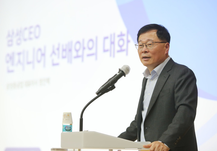 [거제=뉴시스] 신정철 기자= 삼성중공업은 디지털전환 제조혁신 기술개발 및 전문인력 확보를 위해 부산대학교와 협력을 강화하기로 했다. 지난 21일 정진택 사장이 부산대학생 조선해양공학과와 정보컴퓨터공학부 학생을 대상으로, '기술 대전환기, 조선산업의 미래'를 주제로 특별 강연을 하고 있다.(사진=삼성중공업 제공).2023.03.22. photo@newsis.com *재판매 및 DB 금지