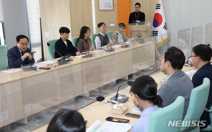 [세종=뉴시스] 김승호 인사혁신처장이 지난 20일 인사처에서 신입 공무원들을 위한 공직 적응 상담 사전교육 받고 있는 상담자들과 의견을 나누고 있다. (사진= 인사처 제공) photo@newsis.com