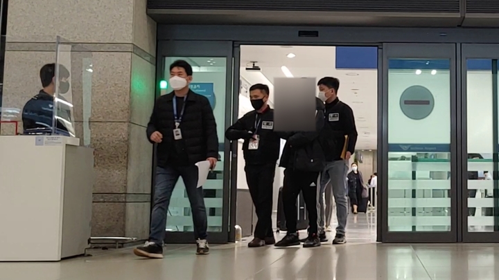 [수원=뉴시스] 유튜브에서 계정 나눔을 빌미로 아동들을 속여 성착취물을 제작한 20대 남성 A씨가 미국에서 체포돼 국내로 강제 송환됐다. (사진=경기남부경찰청 제공) *재판매 및 DB 금지