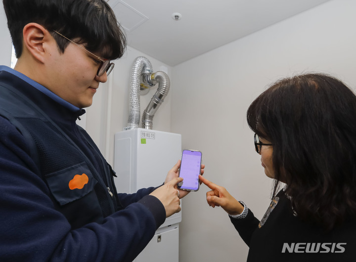 [서울=뉴시스] DL이앤씨 직원이 어깨동무M에 새로 탑재한 '입주 현장 AS 모바일 관리 시스템'으로 간편하게 하자를 처리한 뒤, 입주민에게 결과를 안내하고 있다. (사진=DL이앤씨 제공)