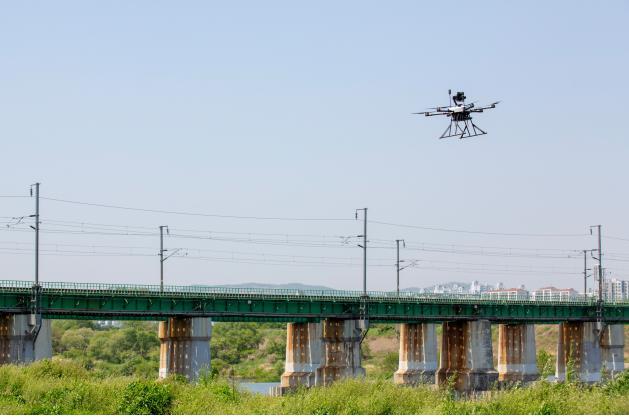 [서울=뉴시스] 드론과 AI기술을 활용한 철도시설물 자동화 점검시스템 운영모습. (사진=한국철도기술연구원 제공) 2023.03.22. photo@newsis.com *재판매 및 DB 금지