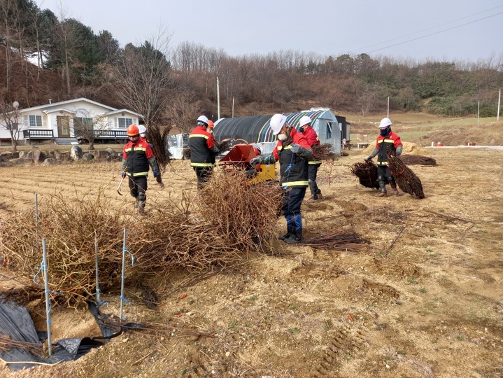 강원 양양군이 봄철 산불예방을 위해 지난 2월부터 산림인접지역 논·밭두렁 인화물질 사전 제거사업을 실시하고 있다. 양양군 제공 *재판매 및 DB 금지