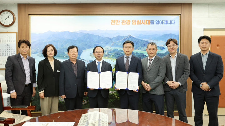 임실군이 전기자동차 충전 인프라 구축을 위해 현대엔지니어링(주)과 업무협약을 체결했다. 심민 군수(왼쪽 네번째)과 군 관계자, 현대엔지니어링 권문한 사업부장(왼쪽 다섯번째)과 관계자들이 기념사진을 찍고 있다. *재판매 및 DB 금지