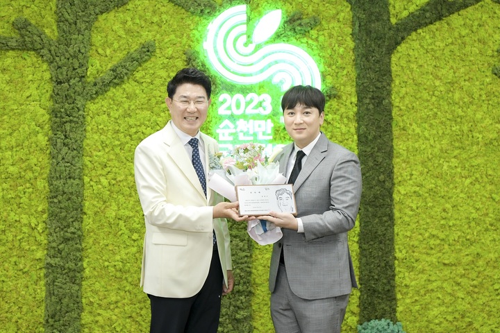 기념사진 촬영하는 노관규 순천시장과 개그맨 황제성. 순천시 제공 *재판매 및 DB 금지