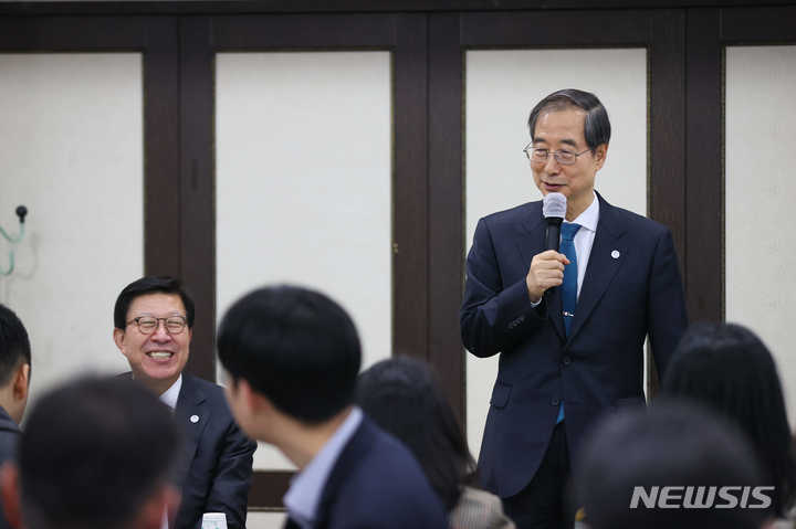 [서울=뉴시스]한덕수 국무총리가 21일 부산을 방문, 부산엑스포 기자간담회에서 질의에 답하고 있다. 이 자리에는 박형준 부산시장도 함께했다.