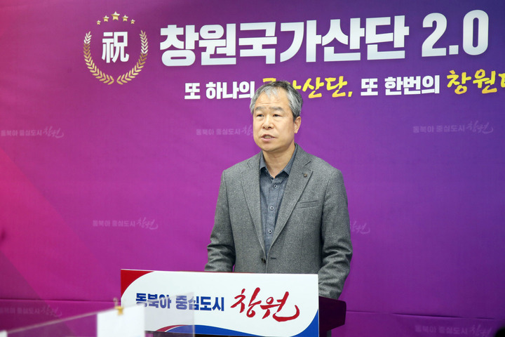 [창원=뉴시스] 강경국 기자 = 이종덕 경남 창원시 상수도사업소장이 22일 시청 프레스센터에서 창원시 수돗물인 '청아수' 안심확인제에 대해 브리핑을 하고 있다. (사진=창원시청 제공). 2023.03.22. photo@newsis.com *재판매 및 DB 금지