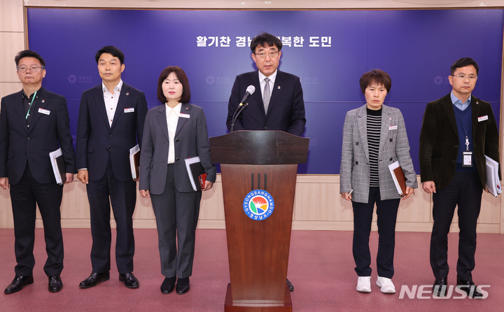 [창원=뉴시스]홍정명 기자=경남도 차석호 문화관광체육국장이 22일 도청 프레스센터에서 남해안 3개 시·도 협력 제1호 관광사업으로 추진하는 '이순신장군 승전지 순례길 프로젝트'에 대해 설명하고 있다.(사진=경남도 제공) 2023.03.22. photo@newsis.com 