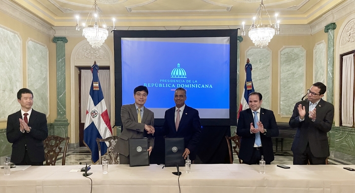 [서울=뉴시스] 21일(현지시간), 도미니카공화국 산토도밍고 정부청사에서 열린 페데르날레스 신공항 건설 사업을 위한 협약식에서 신용구(왼쪽에서 두번째부터) 한국공항공사 글로컬사업본부장과 호엘 산토스(Joel Santos) 도미니카공화국 대통령실 장관이 기념촬영을 하고 있다. (사진=한국공항공사 제공) 2023.03.22. photo@newsis.com *재판매 및 DB 금지