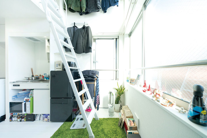 [서울=뉴시스] 영국 가디언 특파원 저스틴 맥커리는 이달 면적이 9㎡에 불과한 일본의 초소형 아파트에서 하룻밤을 보냈다. 사진은 홈페이지에 공개된 아파트 내부 사진 (사진출처: 스필리투스 홈페이지) 2023.03.22. *재판매 및 DB 금지