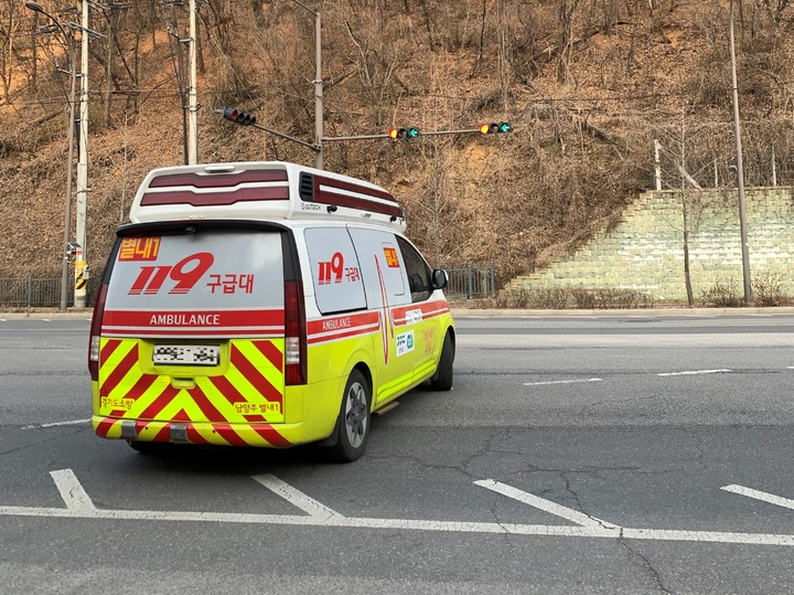 긴급차량 우선 신호시스템으로 신호대기 없이 유턴하는 구급차량. (사진=남양주시 제공) *재판매 및 DB 금지