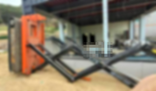 [부산=뉴시스] 부산의 한 공사현장에서 넘어진 고소작업차. (사진=부산경찰청 제공) *재판매 및 DB 금지