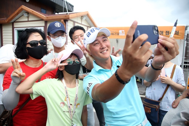 [서울=뉴시스]팬들과 사진 촬영에 임하고 있는 허인회. 2023.03.22. (사진=KPGA 제공) *재판매 및 DB 금지