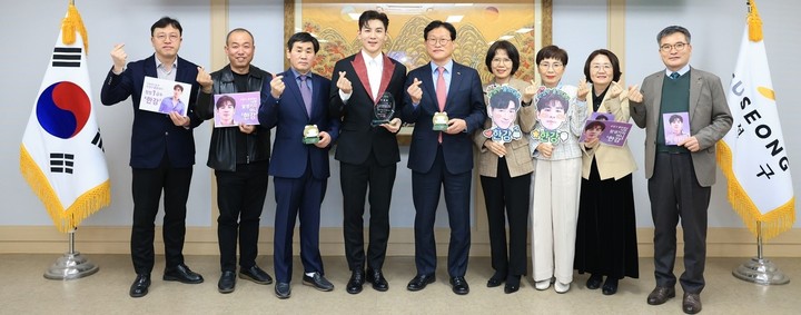 [대구=뉴시스] 대구 출신 트로트 가수 '한강'이 수성구 홍보대사로 2년간 활동한다. (사진 = 대구시 수성구 제공) 2023.03.22. photo@newsis.com *재판매 및 DB 금지