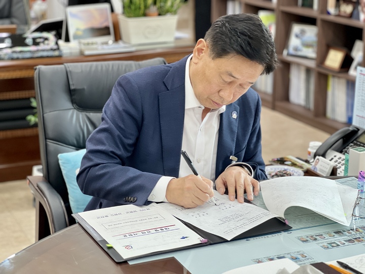 서한문에 서명 중인 전진선 양평군수. (사진=양평군 제공) *재판매 및 DB 금지