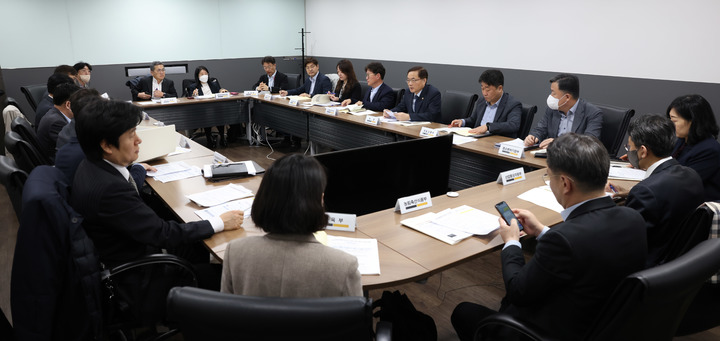 [서울=뉴시스]조용만 문화체육관광부 제2차관이 22일 정부서울청사 회의실에서 열린 '2030 부산세계박람회 범부처 홍보지원 TF 2차회의'에서 문체부를 비롯한 12개 부처 관계자들과 홍보실적을 점검하고 향후 유치 홍보계획을 논의하고 있다. (사진=문체부 제공) 2023.03.22. photo@newsis.com *재판매 및 DB 금지